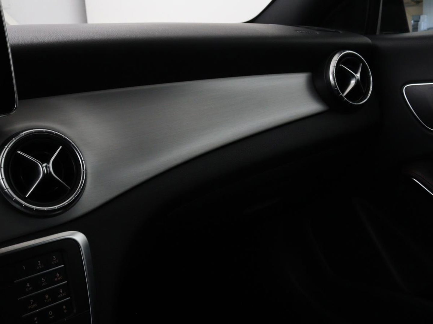 Mercedes-Benz CLA-Klasse Shooting Brake 200 OrangeArt Edition | Panoramadak | Camera | Stoelverwarming | Bleutooth | LMV 18 inch | LED | Cruise control | Alcantara