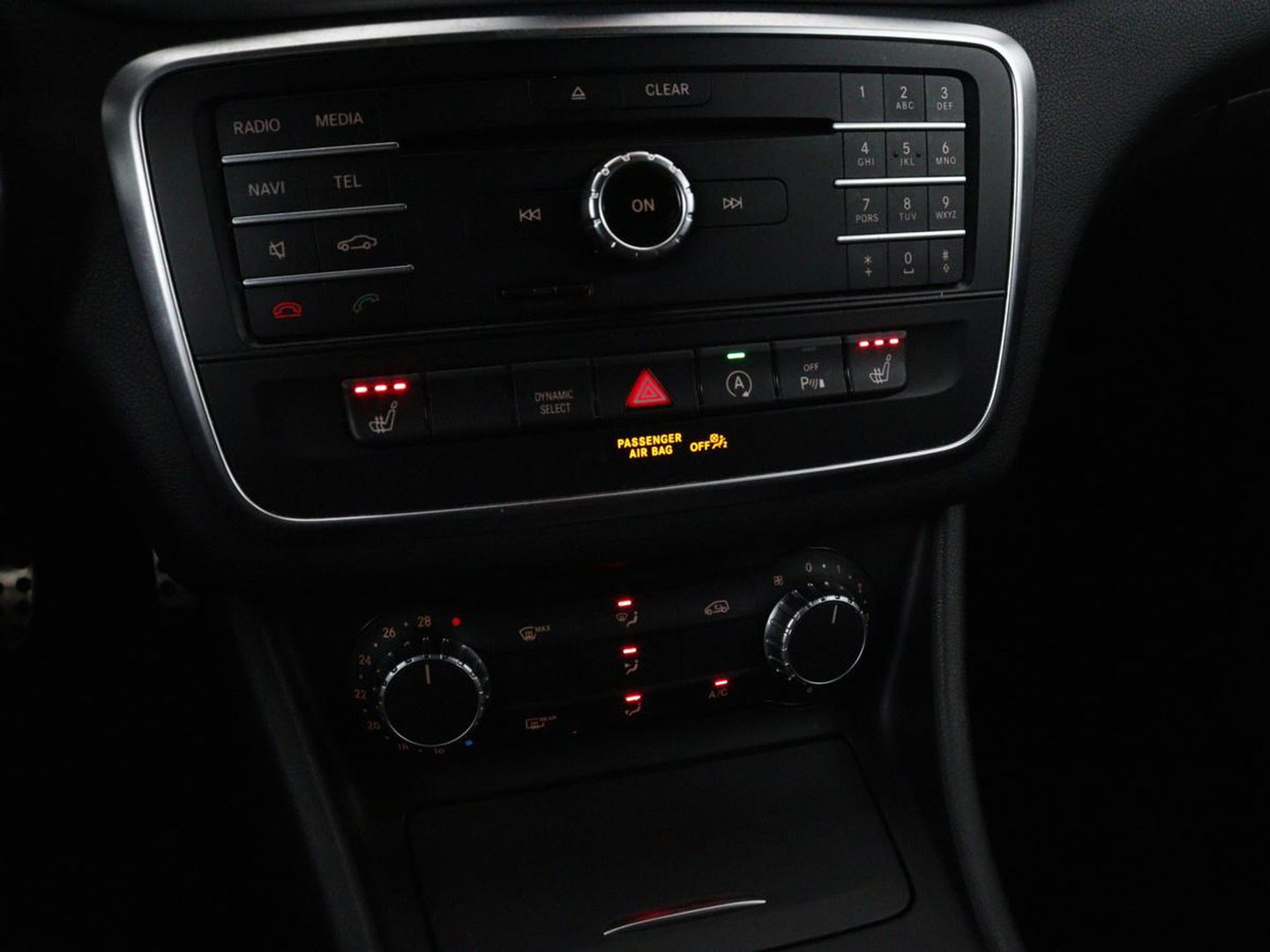 Mercedes-Benz CLA-Klasse Shooting Brake 200 OrangeArt Edition | Panoramadak | Camera | Stoelverwarming | Bleutooth | LMV 18 inch | LED | Cruise control | Alcantara