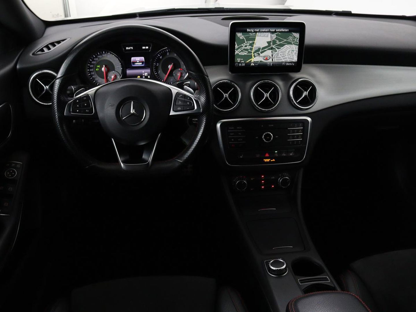 Mercedes-Benz CLA-Klasse Shooting Brake 200 OrangeArt Edition | Panoramadak | Camera | Stoelverwarming | Bleutooth | LMV 18 inch | LED | Cruise control | Alcantara