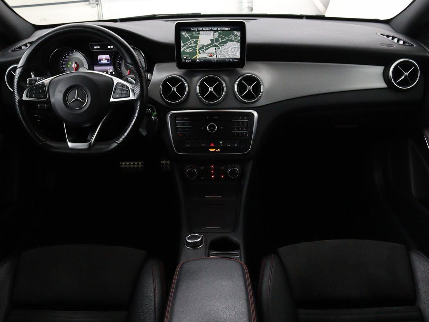 Mercedes-Benz CLA-Klasse Shooting Brake 200 OrangeArt Edition | Panoramadak | Camera | Stoelverwarming | Bleutooth | LMV 18 inch | LED | Cruise control | Alcantara
