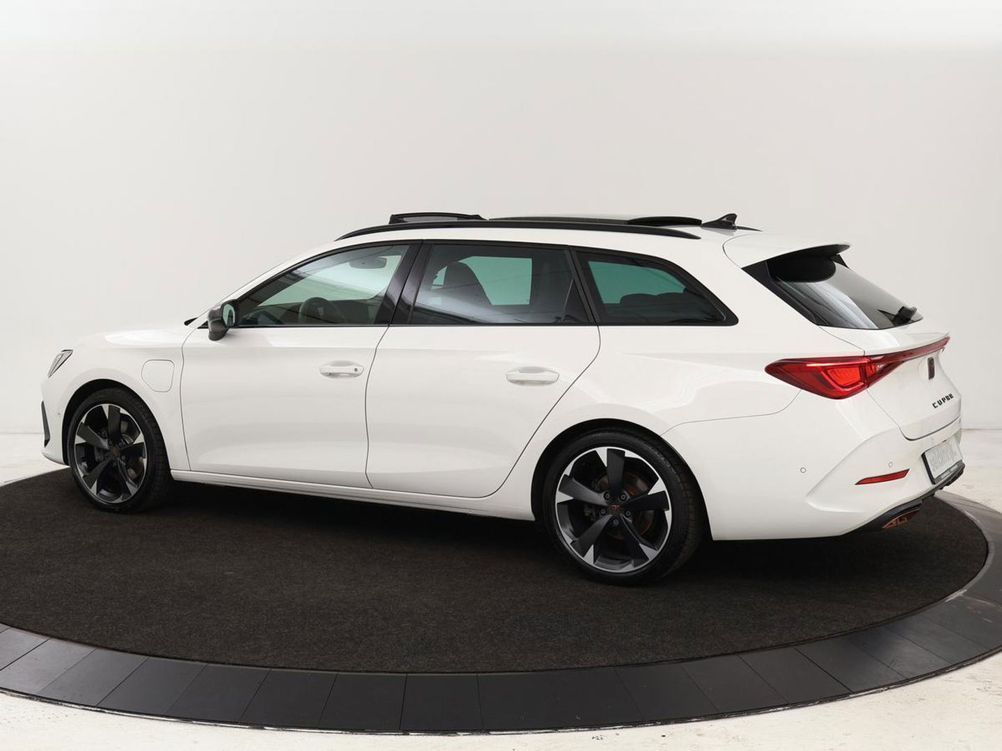 SEAT Leon 1.4 e-Hybrid Limited | Panoramadak | Camera | Adaptive cruise | Carplay | Memory | Stoel & Stuurverwarming