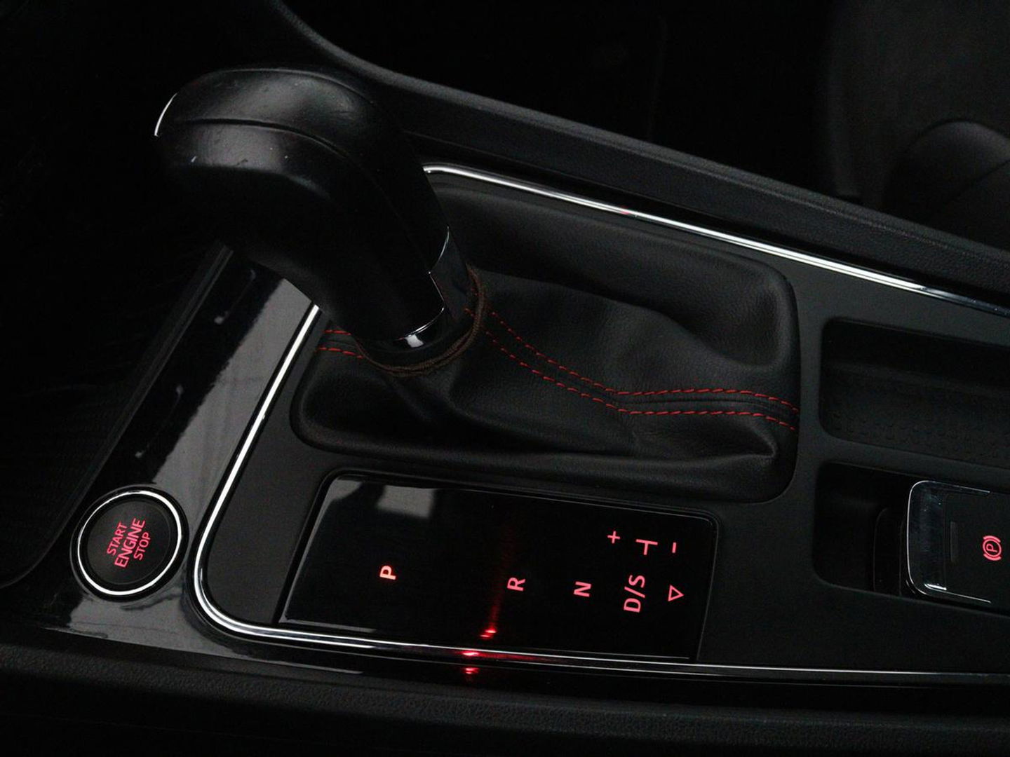 SEAT León ST 1.5 TSI FR Intense | Panoramadak | DSG | Stoelverwarming | Carplay | Camera | Trekhaak | Full-LED | Keyless | Navigatie