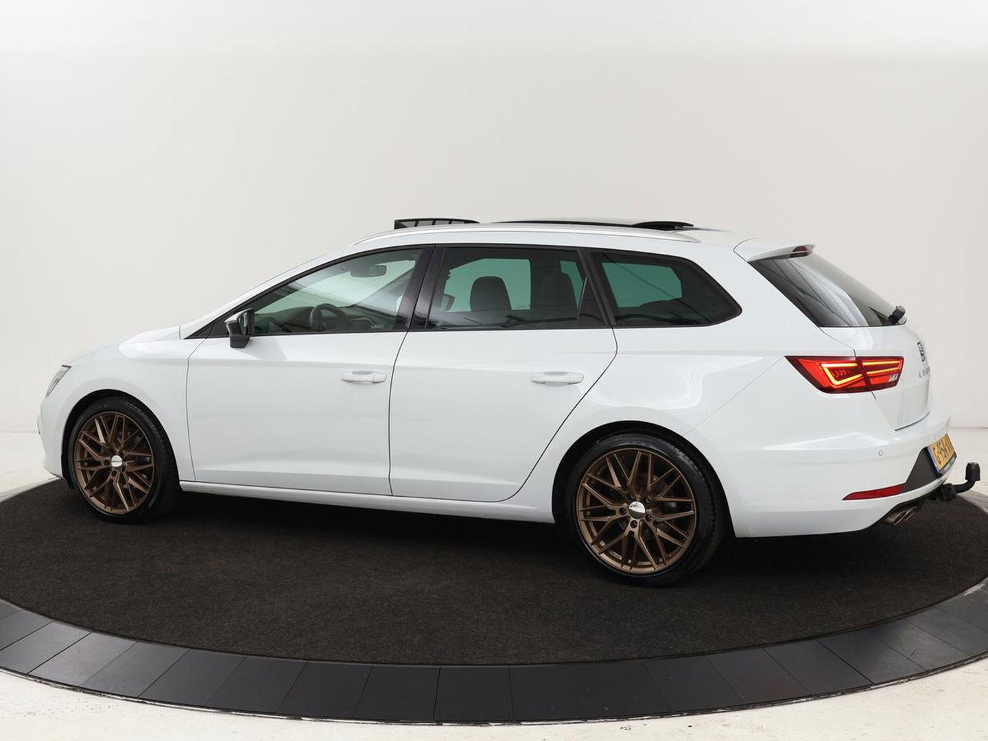SEAT León ST 1.5 TSI FR Intense | Panoramadak | DSG | Stoelverwarming | Carplay | Camera | Trekhaak | Full-LED | Keyless | Navigatie