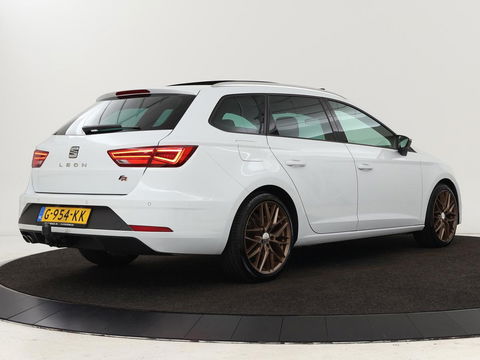 SEAT León ST 1.5 TSI FR Intense | Panoramadak | DSG | Stoelverwarming | Carplay | Camera | Trekhaak | Full-LED | Keyless | Navigatie