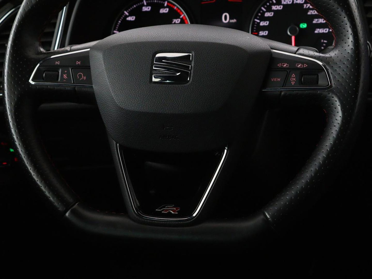 SEAT León ST 1.5 TSI FR Intense | Panoramadak | DSG | Stoelverwarming | Carplay | Camera | Trekhaak | Full-LED | Keyless | Navigatie