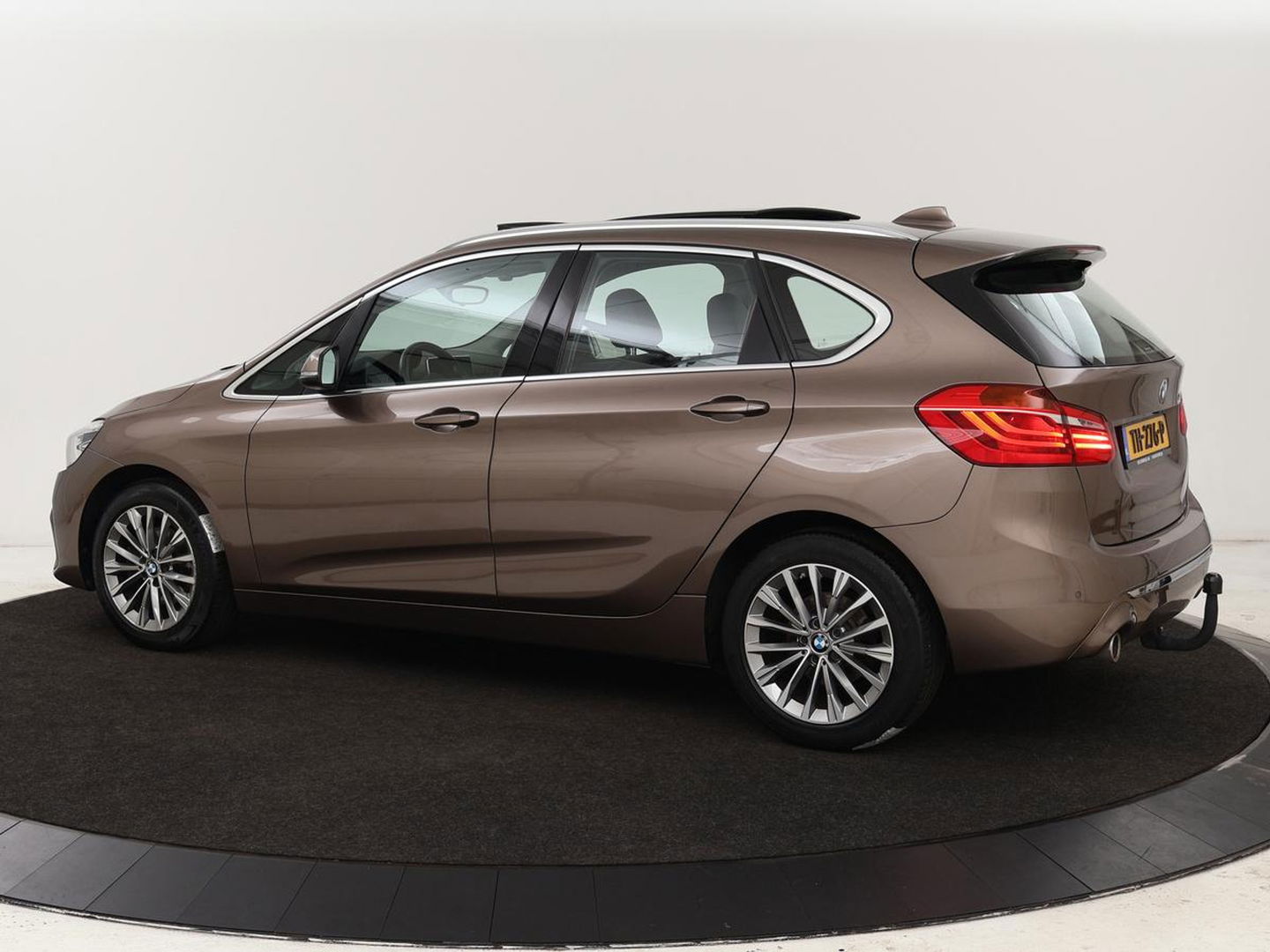BMW 2 Serie Active Tourer 218i High Executive | Panoramadak | Head-up | Leder | Stoelverwarming | Cruise control | Camera | Climate control | LMV 17 inch