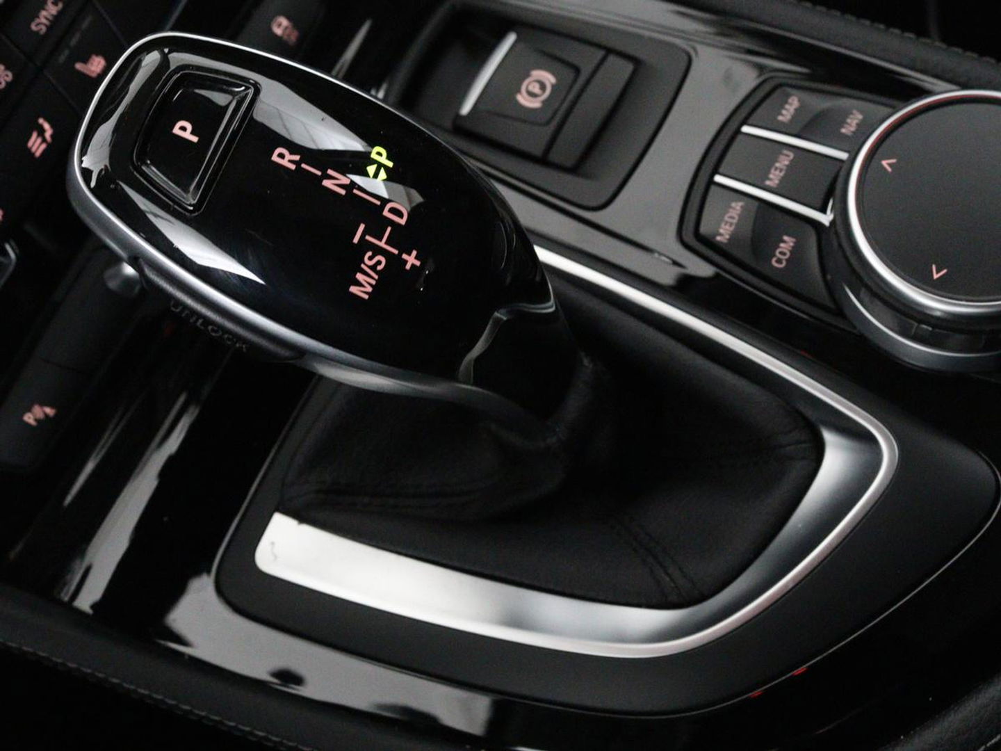 BMW 2 Serie Active Tourer 218i High Executive | Panoramadak | Head-up | Leder | Stoelverwarming | Cruise control | Camera | Climate control | LMV 17 inch