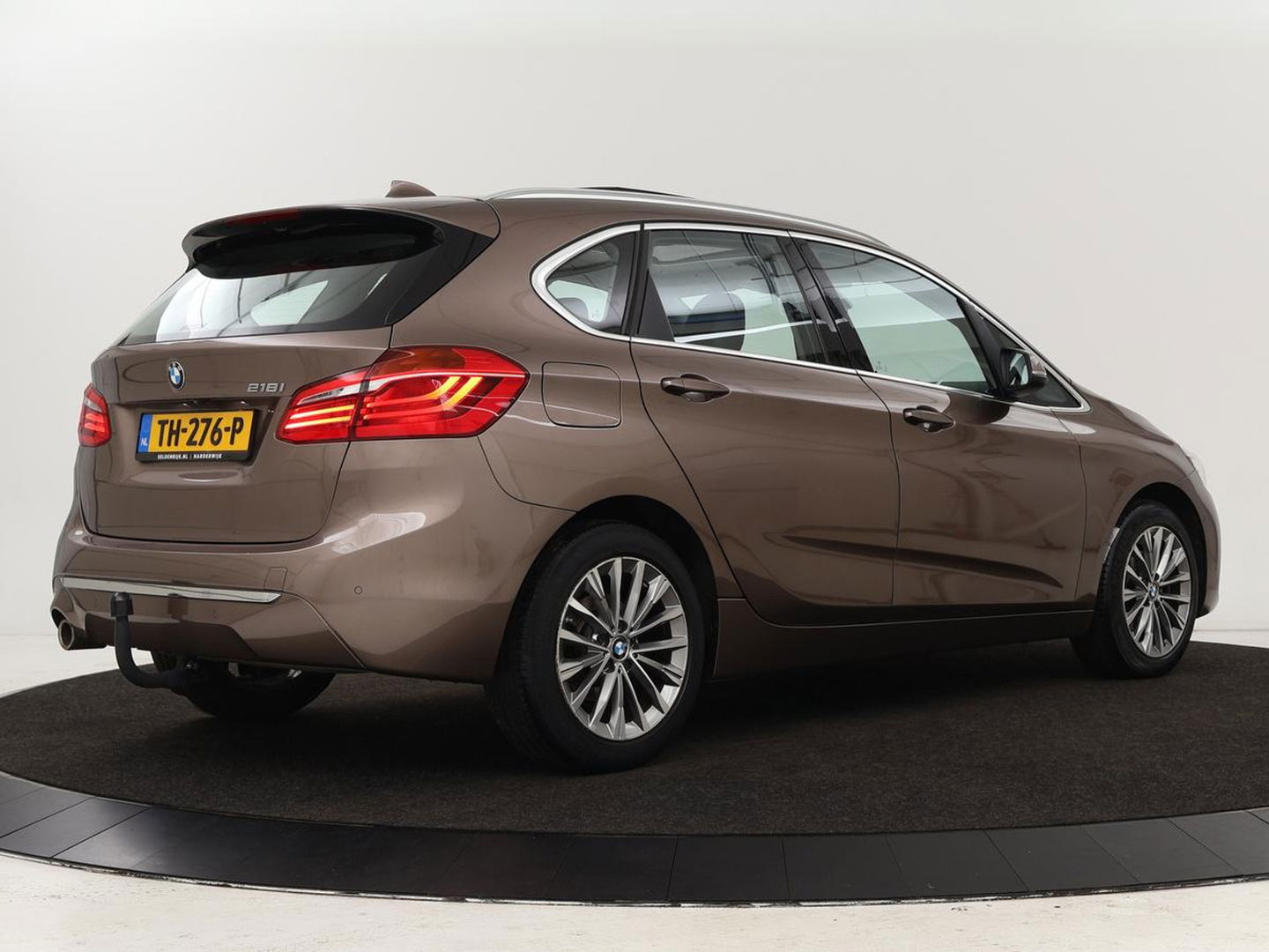BMW 2 Serie Active Tourer 218i High Executive | Panoramadak | Head-up | Leder | Stoelverwarming | Cruise control | Camera | Climate control | LMV 17 inch