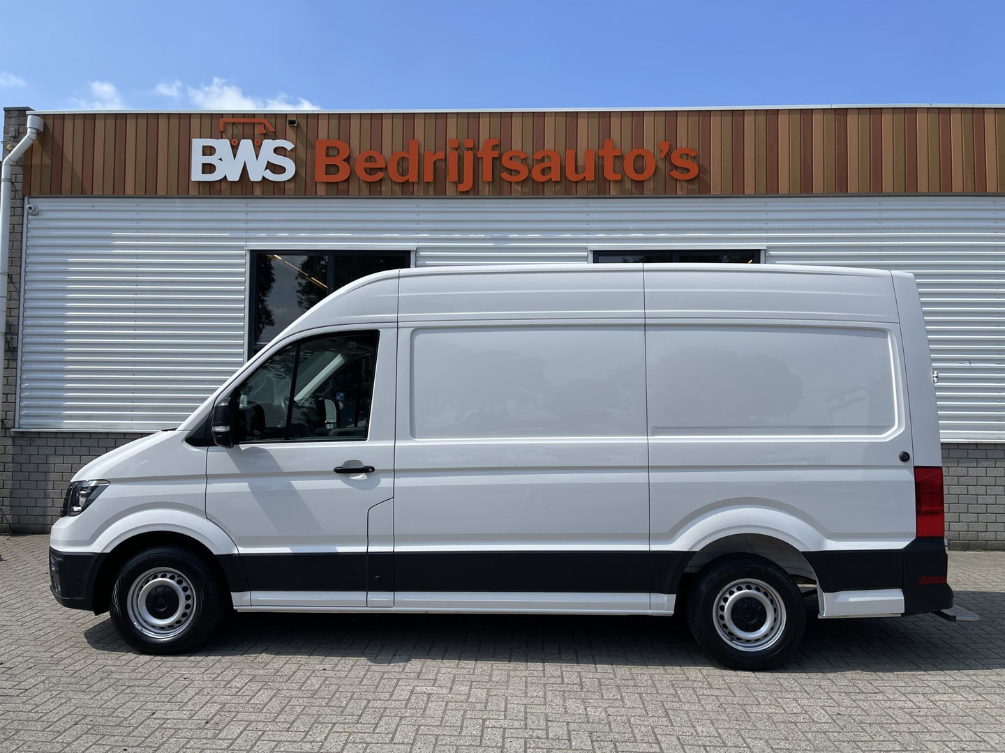 Volkswagen Crafter 35 2.0 TDI 140pk L3H3 ( voorheen L2H2 ) Comfortline / vaste prijs rijklaar € 20.950 ex btw / Sortimo ingerichte laadruimte met Victron omvormer / airco / cruise / navi / camera / trekhaak !