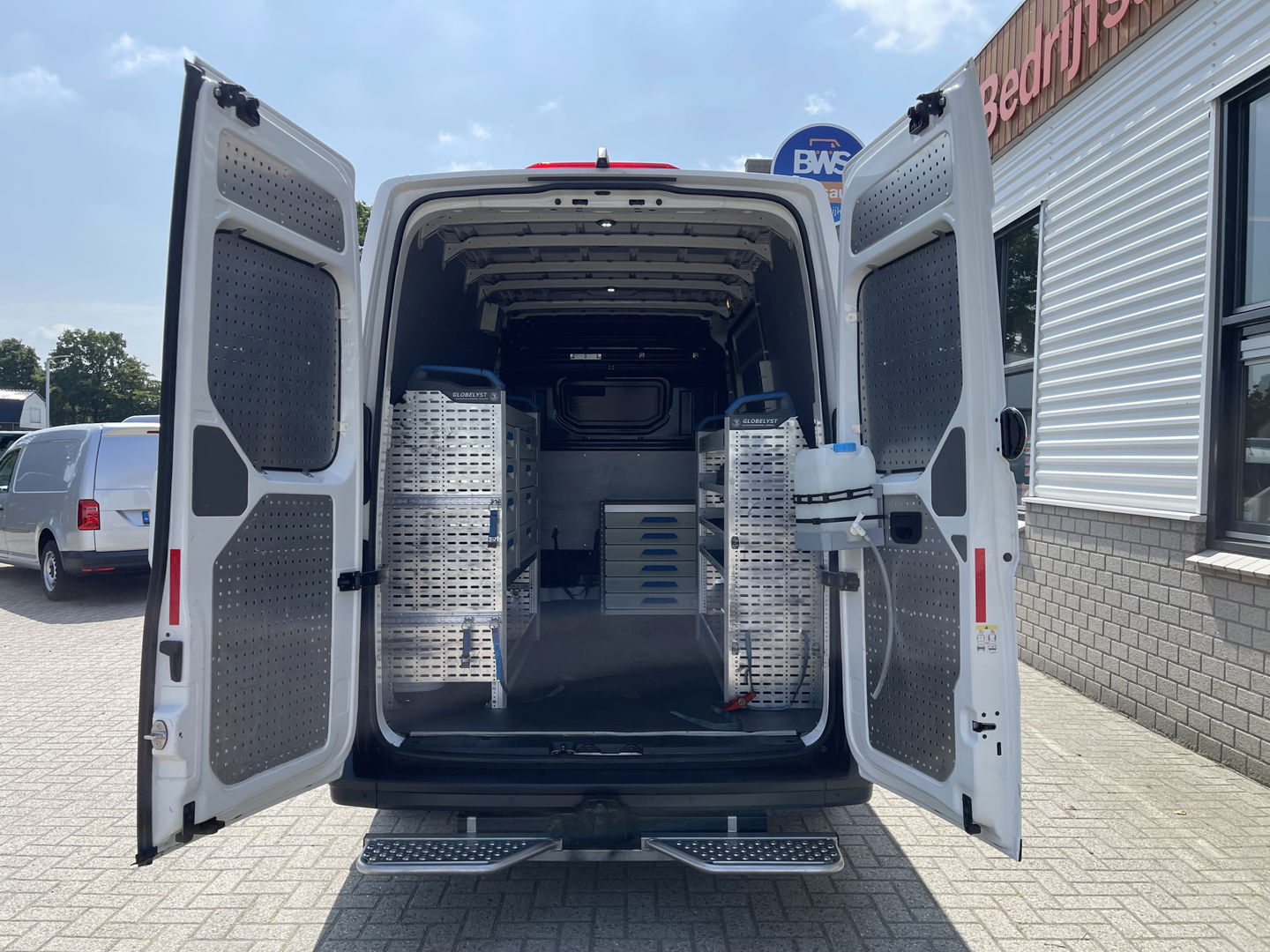 Volkswagen Crafter 35 2.0 TDI 140pk L3H3 ( voorheen L2H2 ) Comfortline / vaste prijs rijklaar € 20.950 ex btw / Sortimo ingerichte laadruimte met Victron omvormer / airco / cruise / navi / camera / trekhaak !