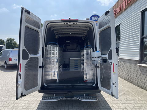 Volkswagen Crafter 35 2.0 TDI 140pk L3H3 ( voorheen L2H2 ) Comfortline / vaste prijs rijklaar € 20.950 ex btw / Sortimo ingerichte laadruimte met Victron omvormer / airco / cruise / navi / camera / trekhaak !