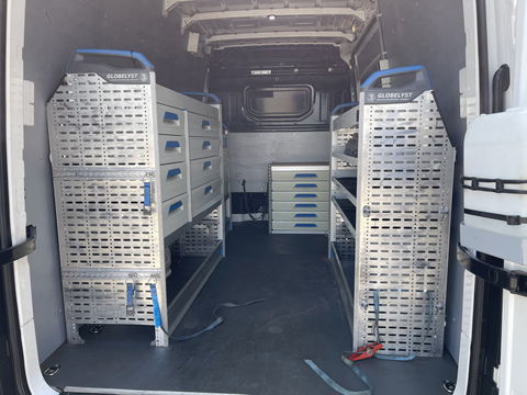 Volkswagen Crafter 35 2.0 TDI 140pk L3H3 ( voorheen L2H2 ) Comfortline / vaste prijs rijklaar € 20.950 ex btw / Sortimo ingerichte laadruimte met Victron omvormer / airco / cruise / navi / camera / trekhaak !