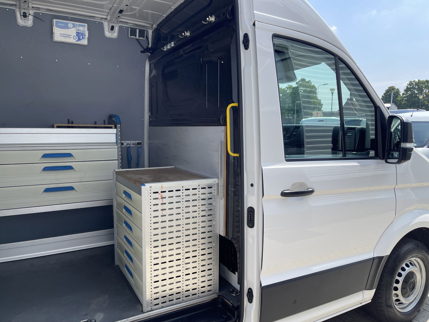Volkswagen Crafter 35 2.0 TDI 140pk L3H3 ( voorheen L2H2 ) Comfortline / vaste prijs rijklaar € 20.950 ex btw / Sortimo ingerichte laadruimte met Victron omvormer / airco / cruise / navi / camera / trekhaak !