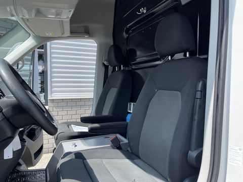 Volkswagen Crafter 35 2.0 TDI 140pk L3H3 ( voorheen L2H2 ) Comfortline / vaste prijs rijklaar € 20.950 ex btw / Sortimo ingerichte laadruimte met Victron omvormer / airco / cruise / navi / camera / trekhaak !