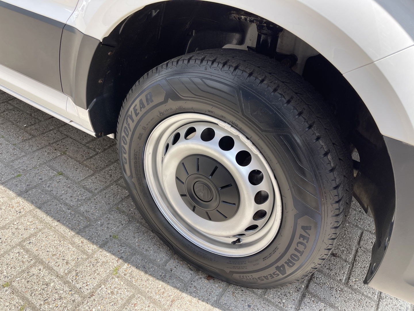 Volkswagen Crafter 35 2.0 TDI 140pk L3H3 ( voorheen L2H2 ) Comfortline / vaste prijs rijklaar € 20.950 ex btw / Sortimo ingerichte laadruimte met Victron omvormer / airco / cruise / navi / camera / trekhaak !