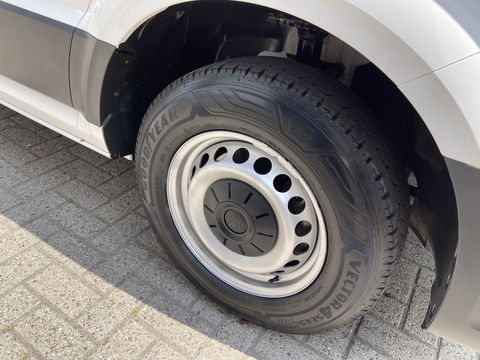 Volkswagen Crafter 35 2.0 TDI 140pk L3H3 ( voorheen L2H2 ) Comfortline / vaste prijs rijklaar € 20.950 ex btw / Sortimo ingerichte laadruimte met Victron omvormer / airco / cruise / navi / camera / trekhaak !