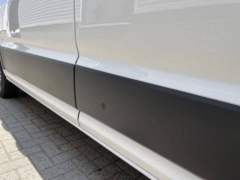 Volkswagen Crafter 35 2.0 TDI 140pk L3H3 ( voorheen L2H2 ) Comfortline / vaste prijs rijklaar € 20.950 ex btw / Sortimo ingerichte laadruimte met Victron omvormer / airco / cruise / navi / camera / trekhaak !