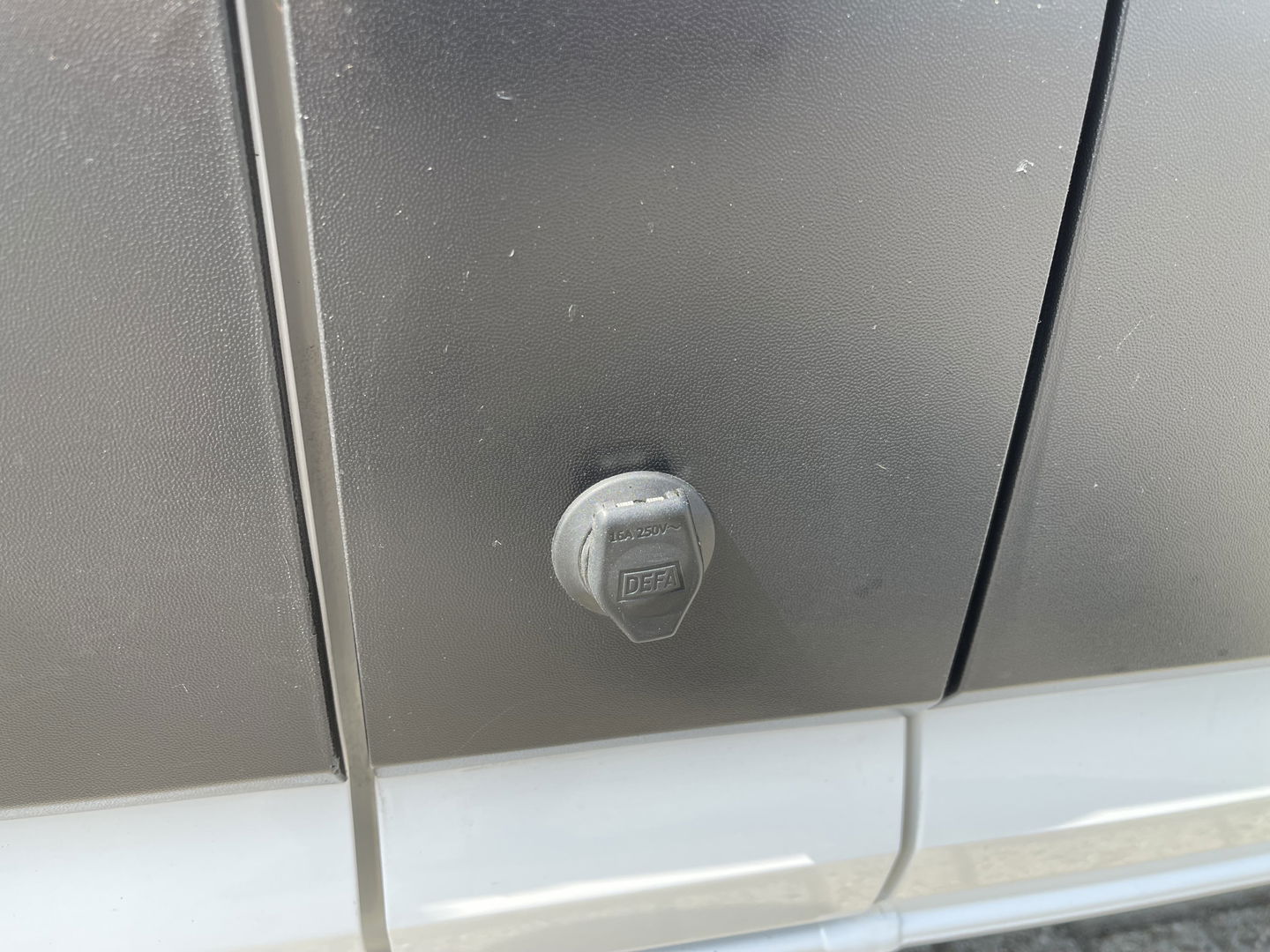 Volkswagen Crafter 35 2.0 TDI 140pk L3H3 ( voorheen L2H2 ) Comfortline / vaste prijs rijklaar € 20.950 ex btw / Sortimo ingerichte laadruimte met Victron omvormer / airco / cruise / navi / camera / trekhaak !