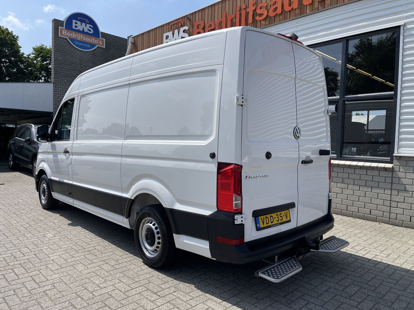 Volkswagen Crafter 35 2.0 TDI 140pk L3H3 ( voorheen L2H2 ) Comfortline / vaste prijs rijklaar € 20.950 ex btw / Sortimo ingerichte laadruimte met Victron omvormer / airco / cruise / navi / camera / trekhaak !