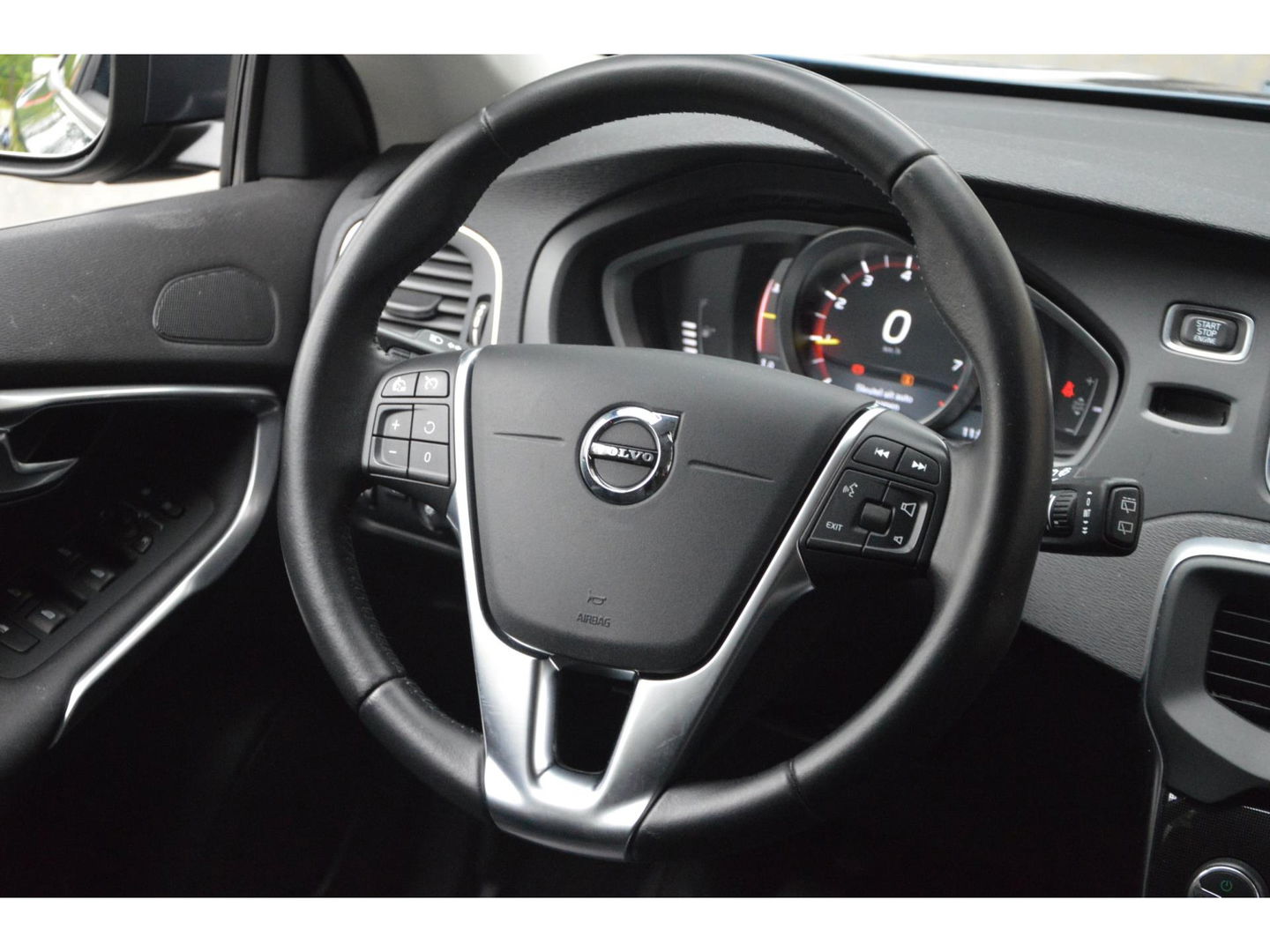 Volvo V40 T2 | Stoelverwarming | Trekhaak 1500KG| Standkachel | Bluetooth verbinding | Volvo On-Call |