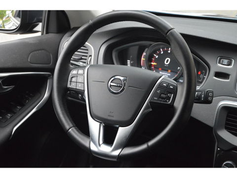 Volvo V40 T2 | Stoelverwarming | Trekhaak 1500KG| Standkachel | Bluetooth verbinding | Volvo On-Call |