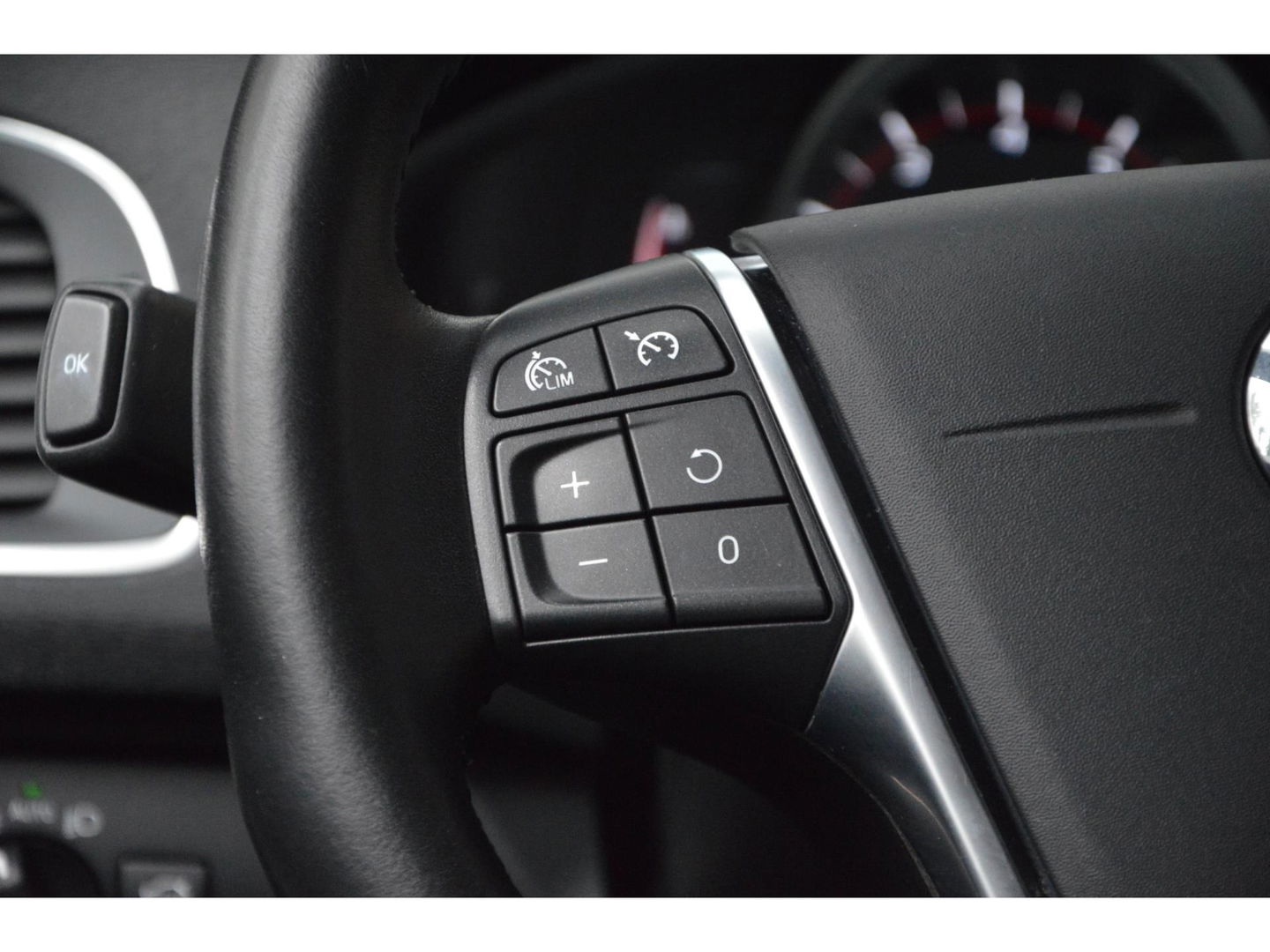 Volvo V40 T2 | Stoelverwarming | Trekhaak 1500KG| Standkachel | Bluetooth verbinding | Volvo On-Call |