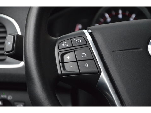 Volvo V40 T2 | Stoelverwarming | Trekhaak 1500KG| Standkachel | Bluetooth verbinding | Volvo On-Call |