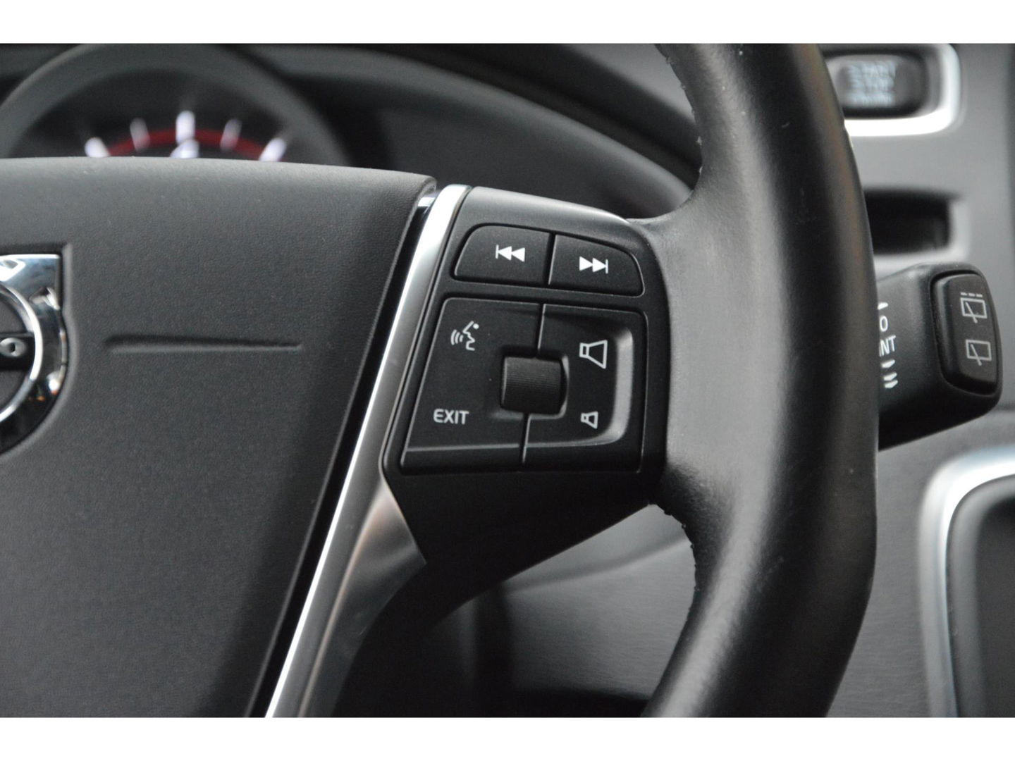 Volvo V40 T2 | Stoelverwarming | Trekhaak 1500KG| Standkachel | Bluetooth verbinding | Volvo On-Call |