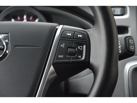 Volvo V40 T2 | Stoelverwarming | Trekhaak 1500KG| Standkachel | Bluetooth verbinding | Volvo On-Call |