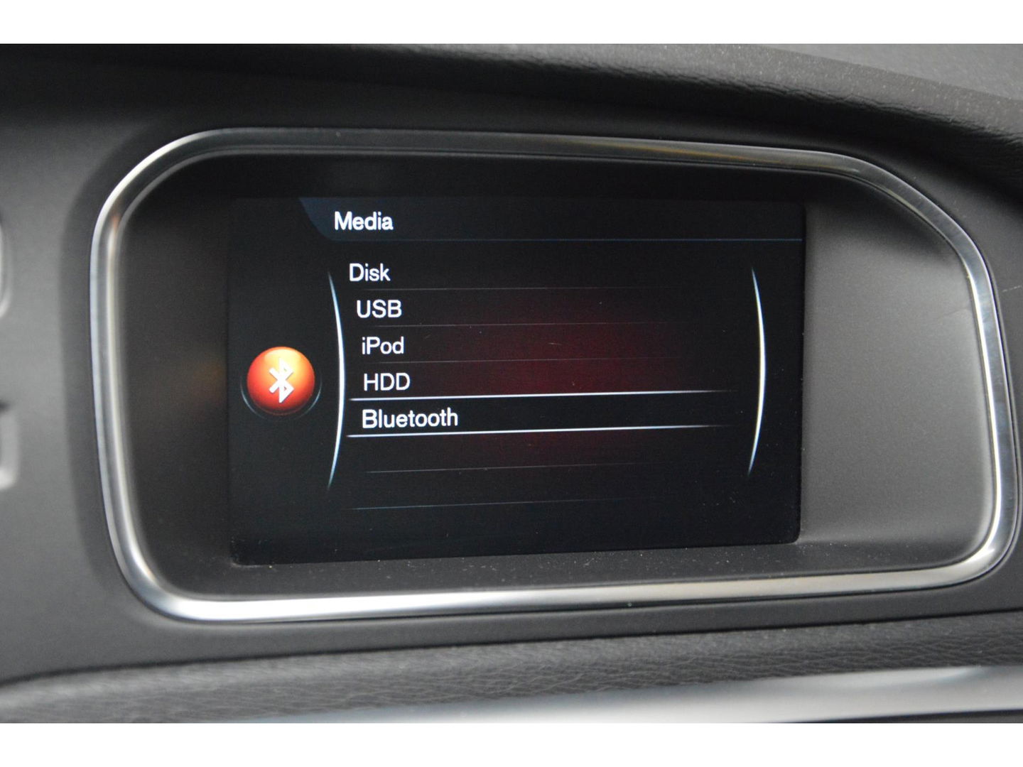 Volvo V40 T2 | Stoelverwarming | Trekhaak 1500KG| Standkachel | Bluetooth verbinding | Volvo On-Call |