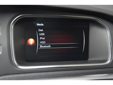 Volvo V40 T2 | Stoelverwarming | Trekhaak 1500KG| Standkachel | Bluetooth verbinding | Volvo On-Call |