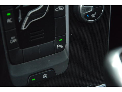 Volvo V40 T2 | Stoelverwarming | Trekhaak 1500KG| Standkachel | Bluetooth verbinding | Volvo On-Call |