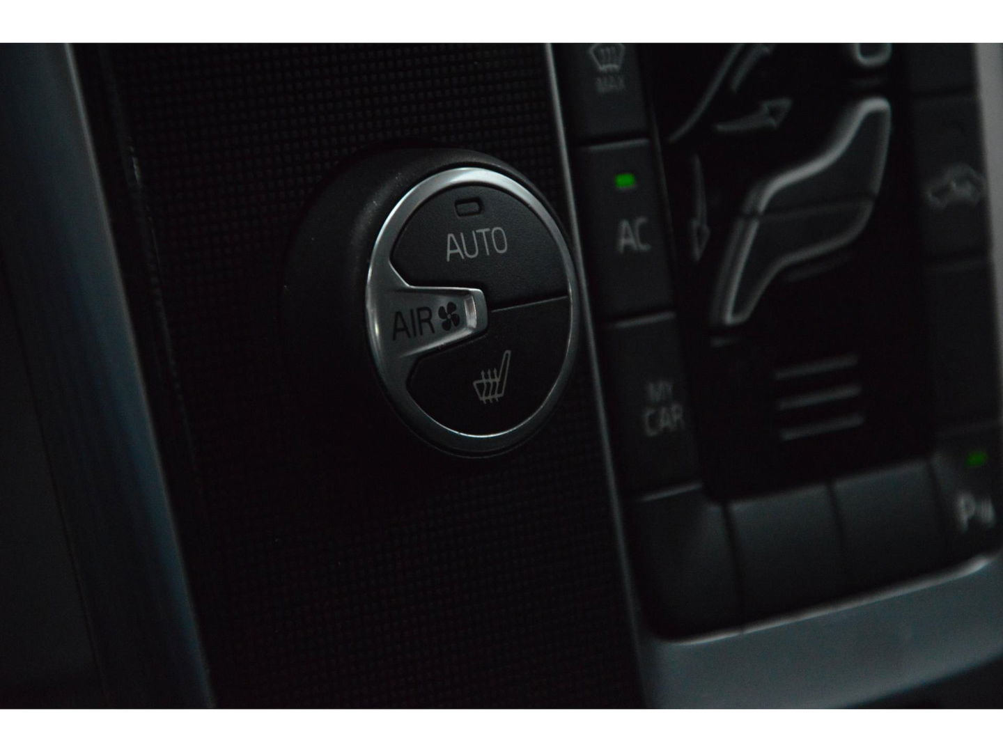 Volvo V40 T2 | Stoelverwarming | Trekhaak 1500KG| Standkachel | Bluetooth verbinding | Volvo On-Call |