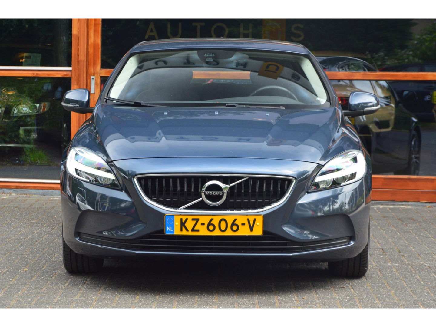 Volvo V40 T2 | Stoelverwarming | Trekhaak 1500KG| Standkachel | Bluetooth verbinding | Volvo On-Call |