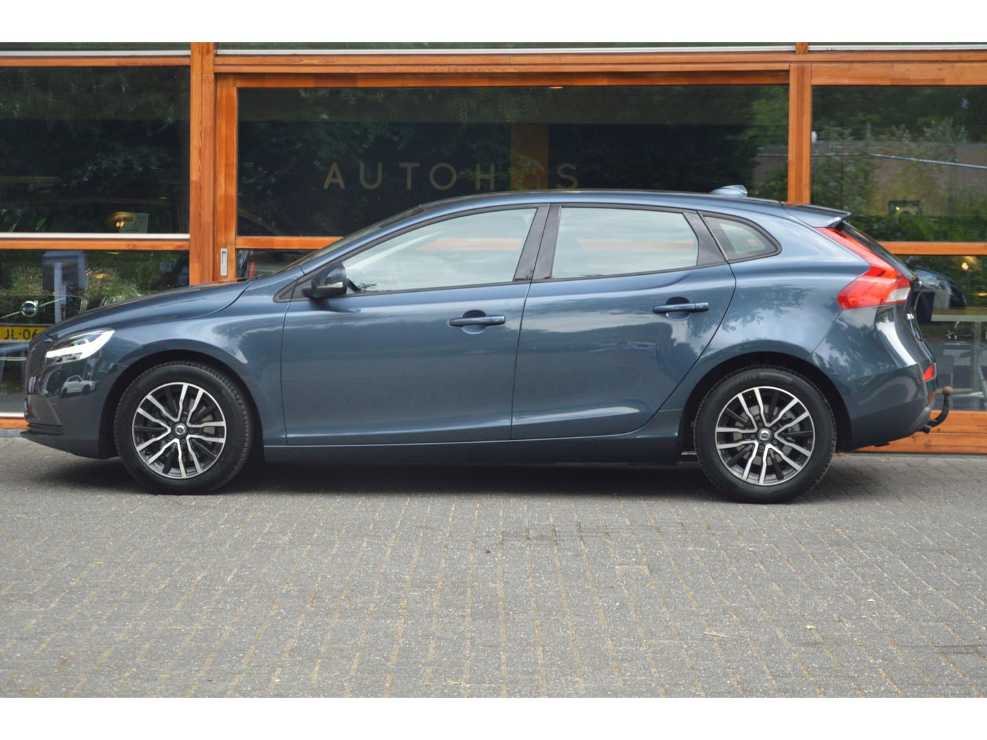 Volvo V40 T2 | Stoelverwarming | Trekhaak 1500KG| Standkachel | Bluetooth verbinding | Volvo On-Call |