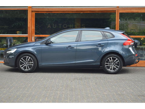 Volvo V40 T2 | Stoelverwarming | Trekhaak 1500KG| Standkachel | Bluetooth verbinding | Volvo On-Call |