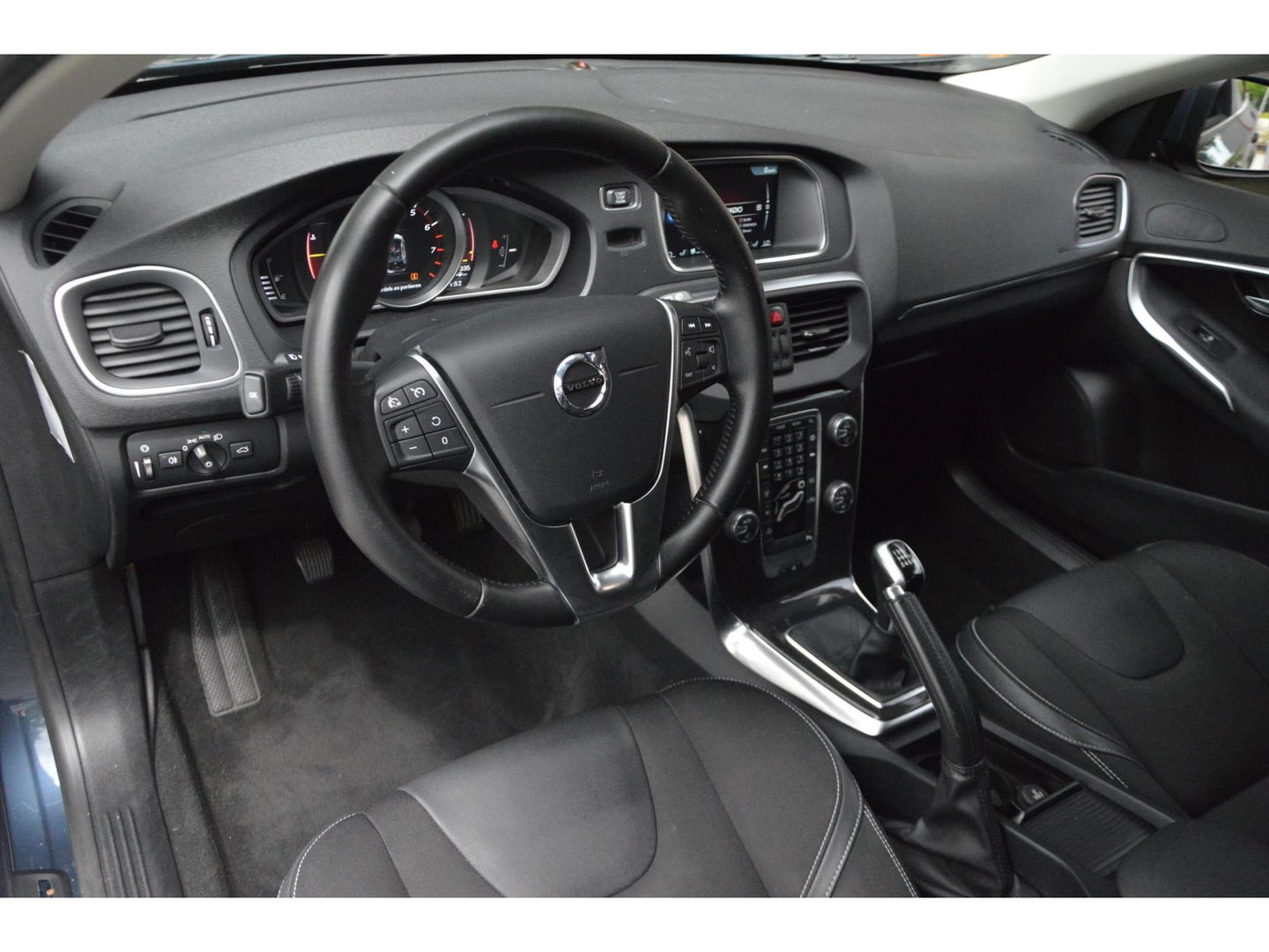 Volvo V40 T2 | Stoelverwarming | Trekhaak 1500KG| Standkachel | Bluetooth verbinding | Volvo On-Call |