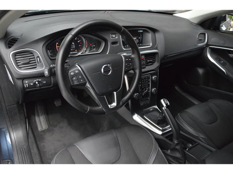 Volvo V40 T2 | Stoelverwarming | Trekhaak 1500KG| Standkachel | Bluetooth verbinding | Volvo On-Call |