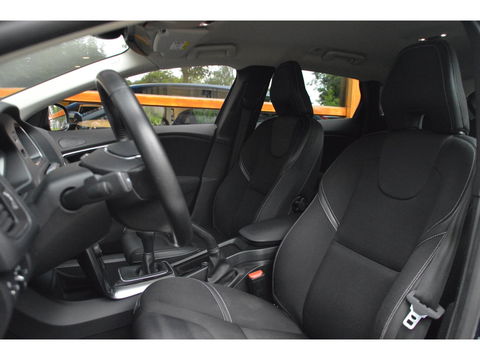 Volvo V40 T2 | Stoelverwarming | Trekhaak 1500KG| Standkachel | Bluetooth verbinding | Volvo On-Call |