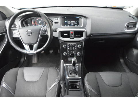 Volvo V40 T2 | Stoelverwarming | Trekhaak 1500KG| Standkachel | Bluetooth verbinding | Volvo On-Call |