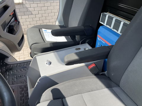 Volkswagen Crafter 35 2.0 TDI 140pk L3H3 ( voorheen L2H2 ) Comfortline / vaste prijs rijklaar € 20.950 ex btw / Sortimo ingerichte laadruimte met Victron omvormer / airco / cruise / navi / camera / trekhaak !