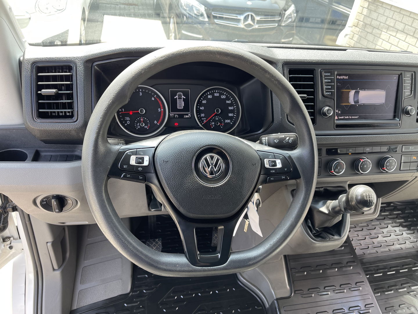 Volkswagen Crafter 35 2.0 TDI 140pk L3H3 ( voorheen L2H2 ) Comfortline / vaste prijs rijklaar € 20.950 ex btw / Sortimo ingerichte laadruimte met Victron omvormer / airco / cruise / navi / camera / trekhaak !