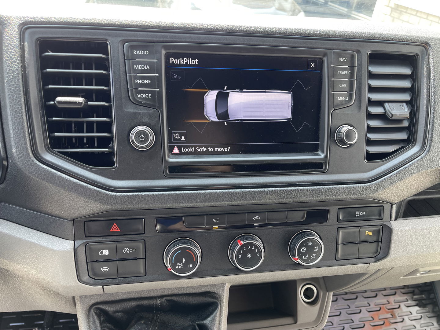 Volkswagen Crafter 35 2.0 TDI 140pk L3H3 ( voorheen L2H2 ) Comfortline / vaste prijs rijklaar € 20.950 ex btw / Sortimo ingerichte laadruimte met Victron omvormer / airco / cruise / navi / camera / trekhaak !