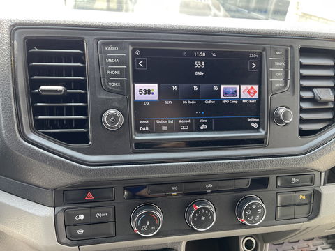 Volkswagen Crafter 35 2.0 TDI 140pk L3H3 ( voorheen L2H2 ) Comfortline / vaste prijs rijklaar € 20.950 ex btw / Sortimo ingerichte laadruimte met Victron omvormer / airco / cruise / navi / camera / trekhaak !