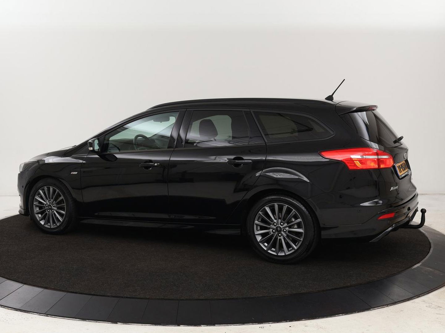 Ford FOCUS Wagon 1.0 EcoBoost ST-line | Stoel & Stuurverwarming | Trekhaak | PDC | Carplay | Navigatie | LMV 17 inch