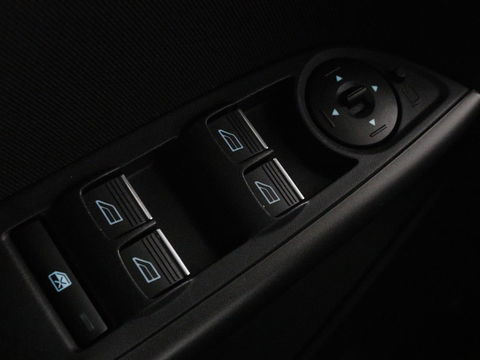 Ford FOCUS Wagon 1.0 EcoBoost ST-line | Stoel & Stuurverwarming | Trekhaak | PDC | Carplay | Navigatie | LMV 17 inch