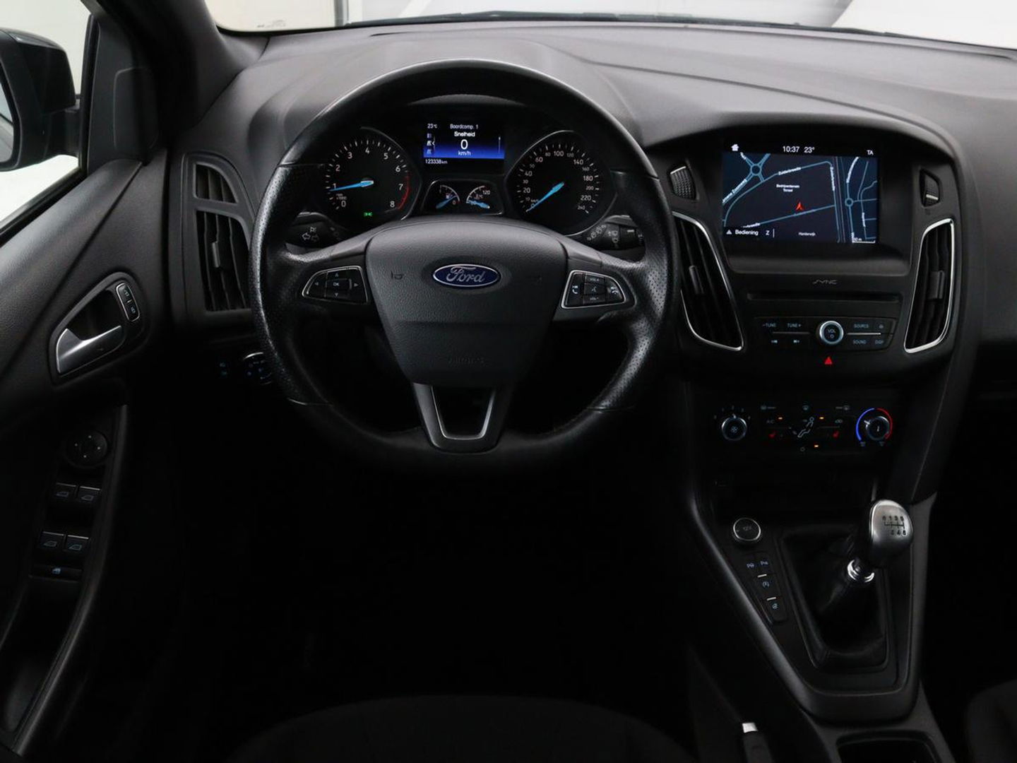 Ford FOCUS Wagon 1.0 EcoBoost ST-line | Stoel & Stuurverwarming | Trekhaak | PDC | Carplay | Navigatie | LMV 17 inch