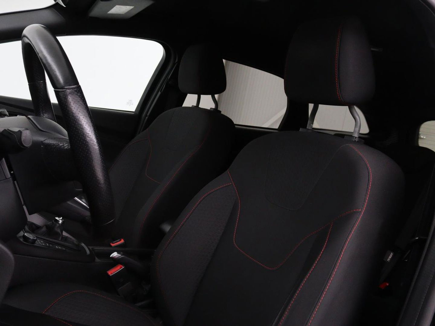 Ford FOCUS Wagon 1.0 EcoBoost ST-line | Stoel & Stuurverwarming | Trekhaak | PDC | Carplay | Navigatie | LMV 17 inch
