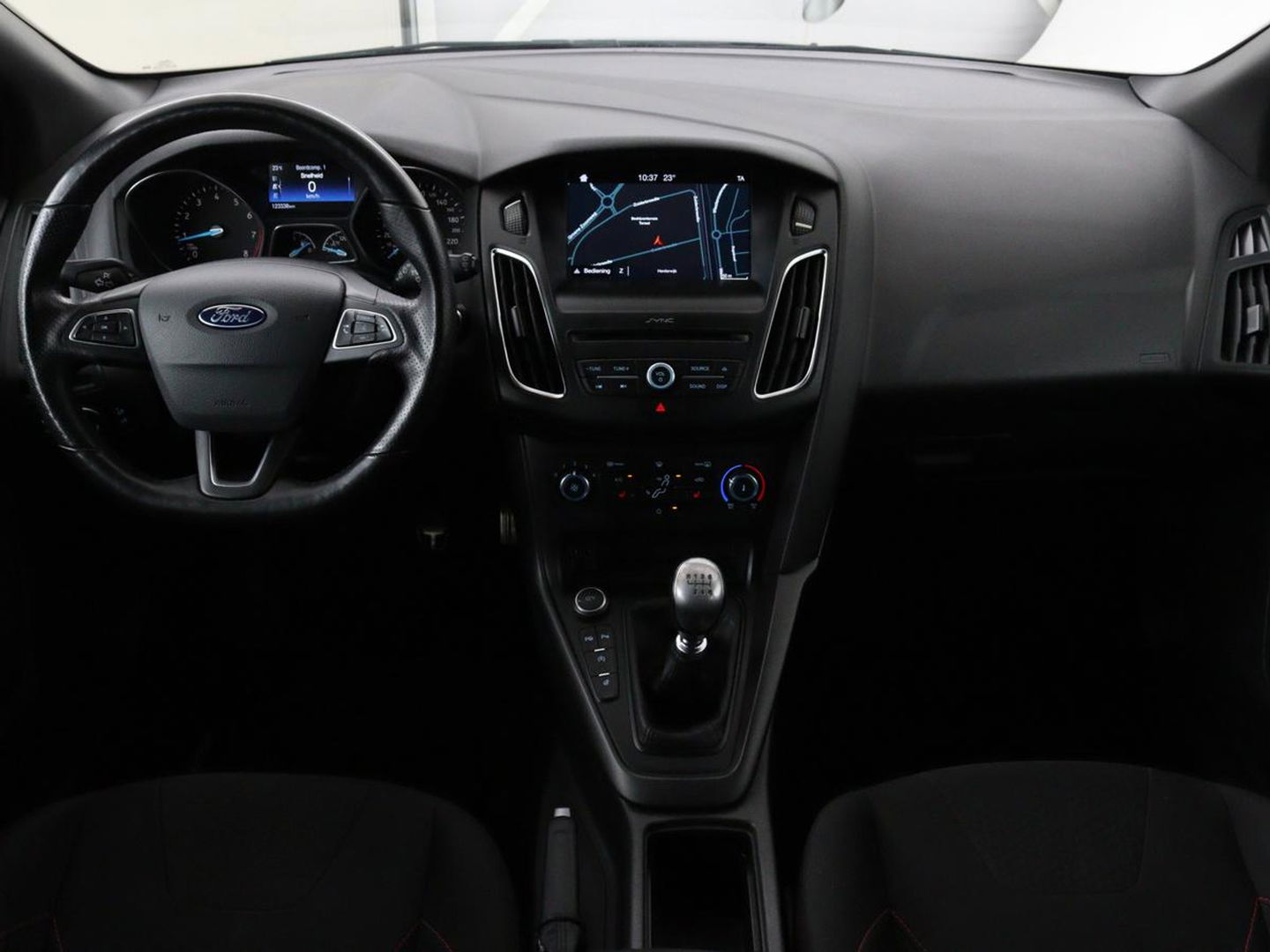 Ford FOCUS Wagon 1.0 EcoBoost ST-line | Stoel & Stuurverwarming | Trekhaak | PDC | Carplay | Navigatie | LMV 17 inch