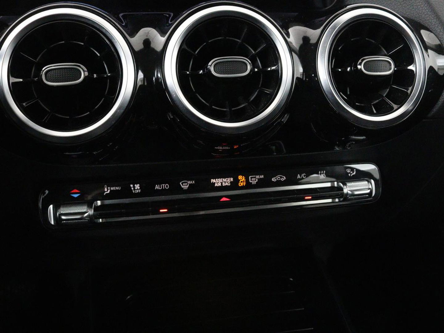 Mercedes-Benz GLA 250e Style | Stoelverwarming | Camera | Cruise control | Carplay | Widescreen | LMV 18 inch | Half leder | DAB+